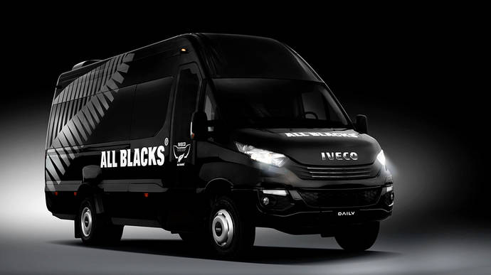 El Iveco Daily que transporta a los AllBlacks.