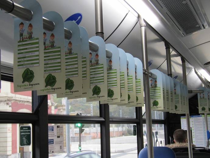 Las bolsas con semillas de espinacas en los autobuses de Dbus.