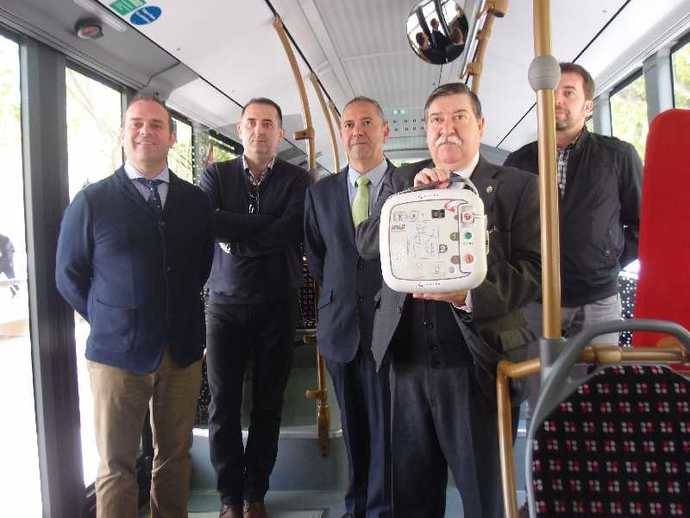 Francisco Iglesias, concejal de Transporte Urbano, Tráfico y Vías Urbanas del Ayuntamiento de Logroño, con un desfibrilador en sus manos.