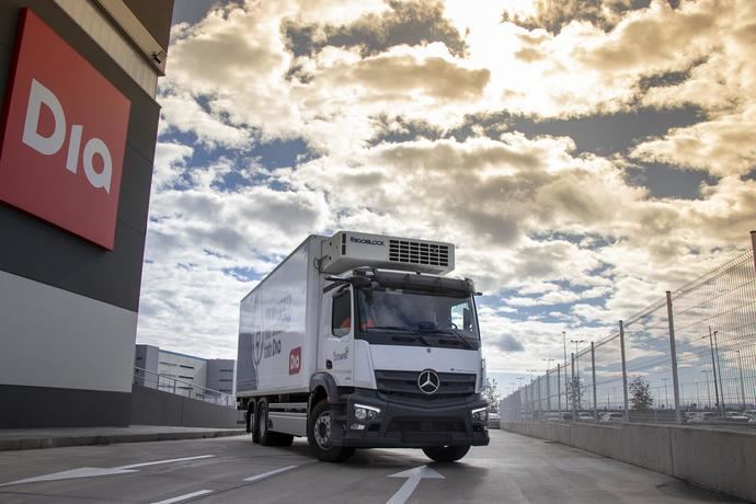 Dia incorpora un camión 100% eléctrico de Mercedes-Benz