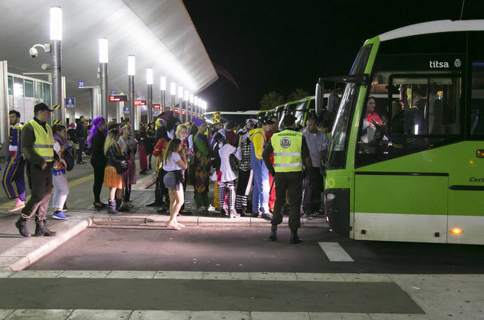 El operativo de seguridad de Titsa cierra con éxito el primer tramo del Carnaval