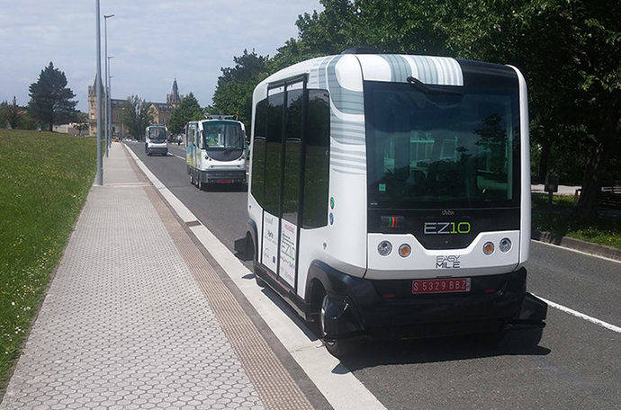 Tres autobuses autónomos.