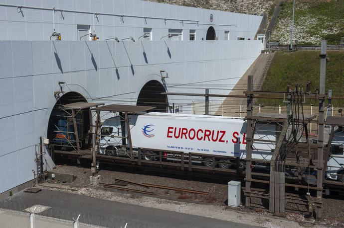Un camión de Transportes Eurocruz.