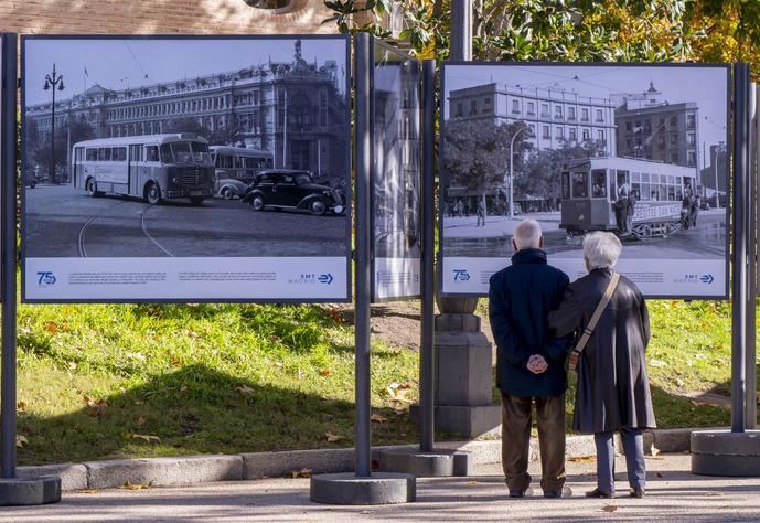 EMT Madrid expone fotografías de sus 75 años de historia en El Retiro