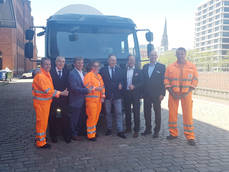 Ponentes del acto y trabajadores de Stadtreinigung Hamburg con el FE Electric.