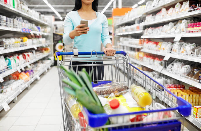 Una mujer hace la compra en un supermercado.