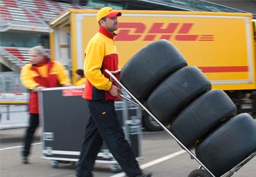 La compañía DHL hace entregas para la Fórmula 1 en España