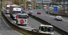 Imagen de archivo camiones circulando por las carreteras españolas