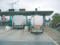 Camiones entrando en autopista de peaje