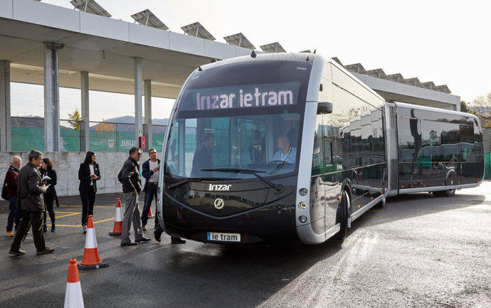 El modelo Irizar ie tram, versión 12 metros, está a disposición de los visitantes que quieran montar en él.