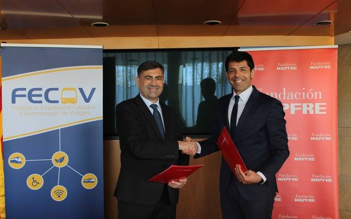 José María Chavarría, presidente de Fecav, y Javier Solís, Representante de Fundación Mapfre en Barcelona, en el momento de la firma del convenio. 