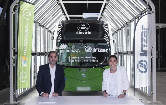 Acuerdo Irizar e Iberdrola para acelerar la movilidad eléctrica