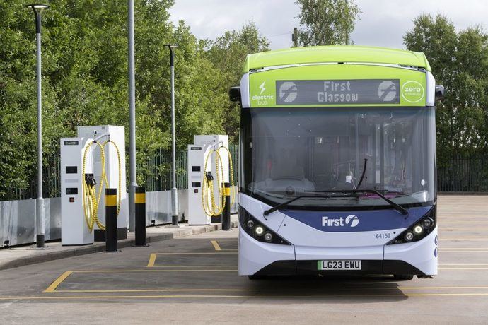 First: planes de autobuses eléctricos, con un acuerdo de financiación verde