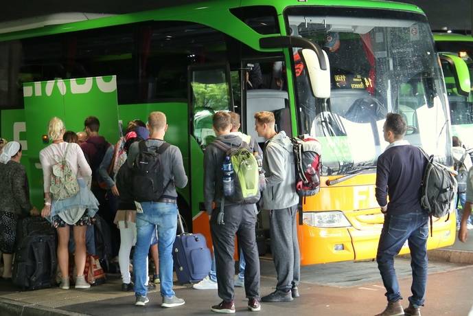 Pasajeros entran en un autocar de Flixbus.