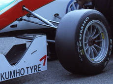 Formula 3 equipado con Kumho.