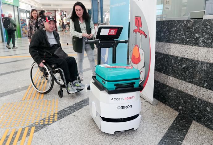 Fundación ONCE y Alsa prueban AccessRobots en la estación de Oviedo