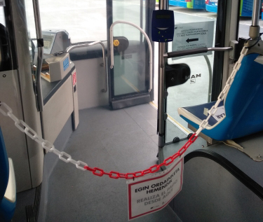 El acceso al autobús es por la puerta central del vehículo.