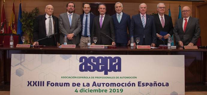 Jaime Revilla Arroyo (cuarto por la izquierda) posa con los miembros de Asepa.