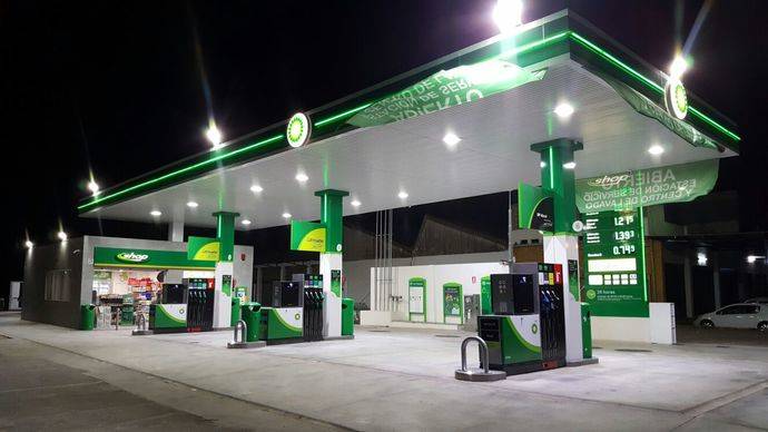 Imagen nocturna de la nueva estación de servicio de BP.