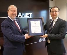 Momento de la entrega de la certificación a ANET