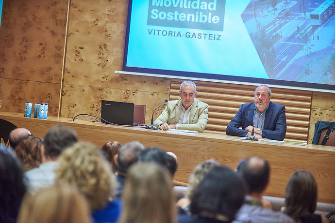 Un momento de las  ‘Jornadas sobre Movilidad Sostenible- Pura Causalidad’, organizadas por la empresa pública Transportes Interurbanos de Tenerife (Titsa).