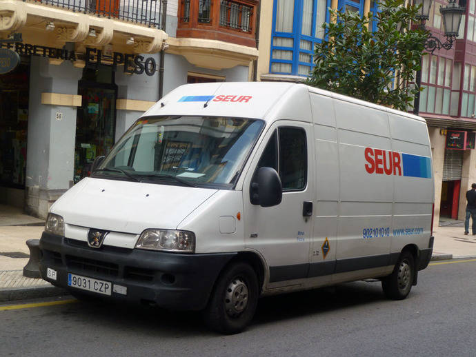 Una furgoneta de Seur.