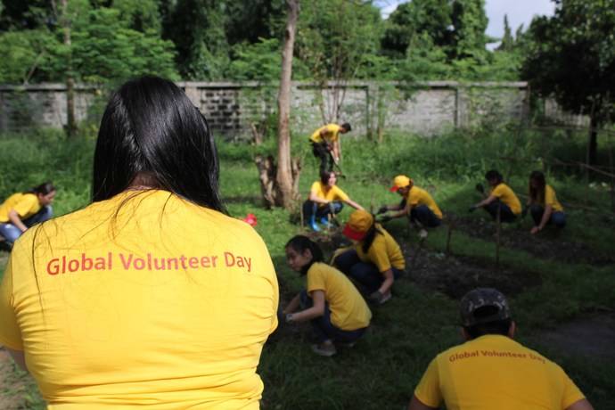 Voluntarios de DHL en un huerto ecológico.