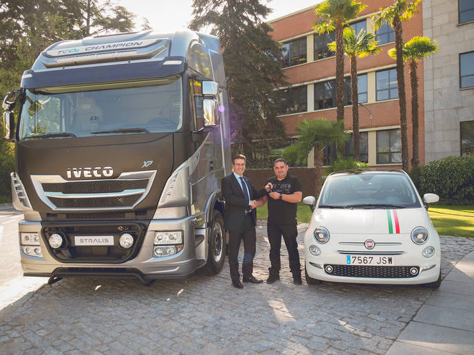 Gaetano de Astis, director de Iveco para España y Portugal, entrega el premio al ganador.