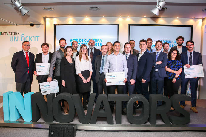 Ganadores y finalistas de 'Innovators 2018', con el presidente y miembros de la Alta Dirección y el Consejo de Administración de Indra.