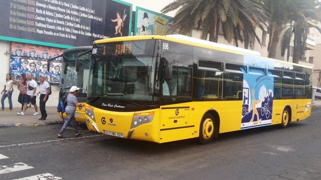 Dos autobuses de Guaguas Municipales.