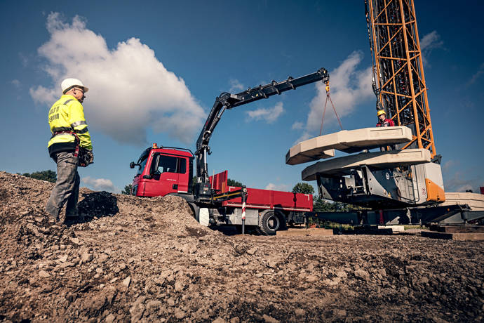 Hiab recibe un pedido de 14 grúas cargadoras de alcance medio