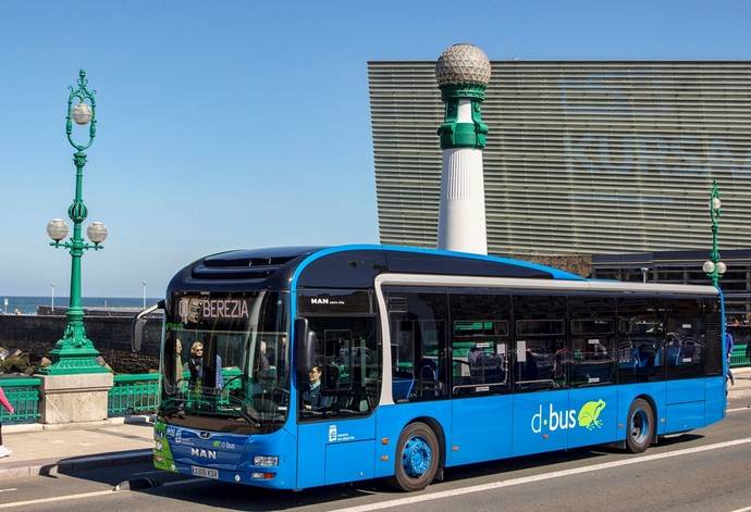 Un autobús híbrido de la flota actual de Dbus.