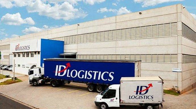 Un almacen y dos vehículos de ID Logistics.