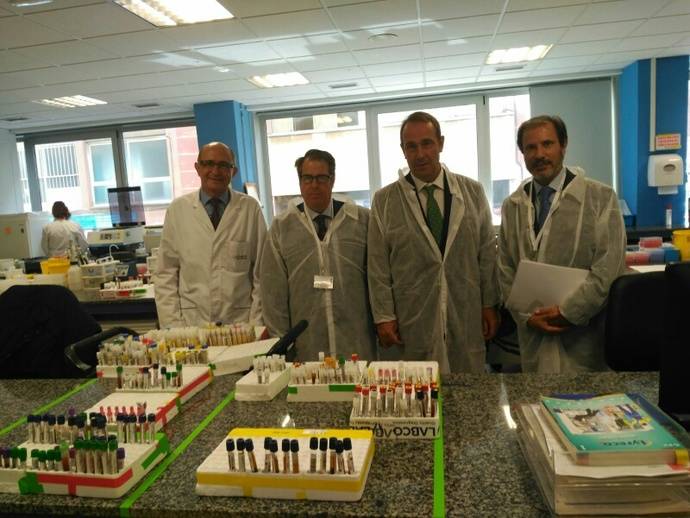 Gregorio Serrano visita el laboratorio que analiza las pruebas de drogas a conductores