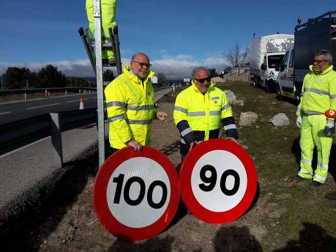 Momento de sustitución de una señal de 100 km/h por una de 90 km/h.