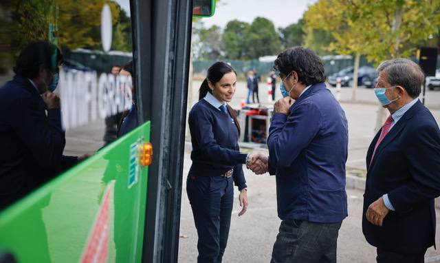 Madrid estrena 13 nuevos autobuses con mayor capacidad para viajar