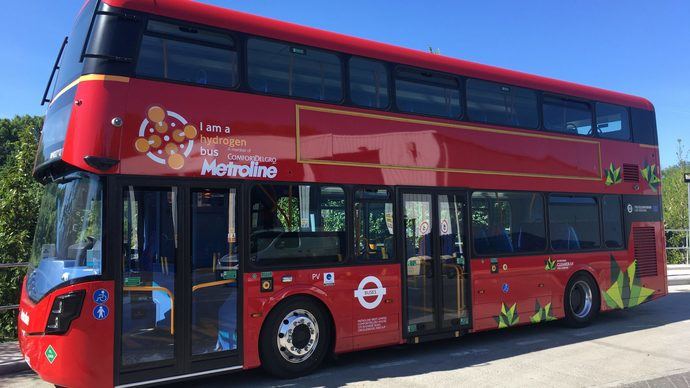 Lanzamiento de flota de autobuses de pila de combustible de dos pisos en Londres
