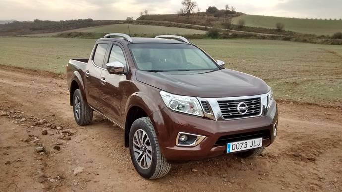 Un Nissan Navara, durante unas pruebas por caminos de tierra.