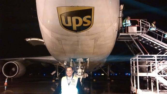Wilfredo Ramos junto a un Boeing 747 de carga de UPS.