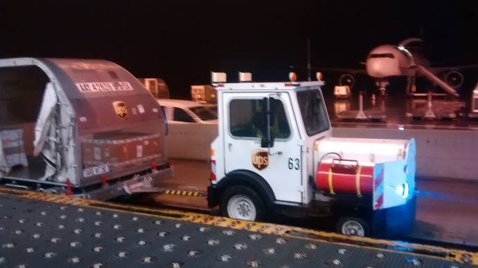 Un vehículo encargado de mover paquetes en un centro logístico de UPS.