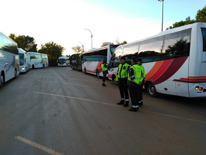 Control de la Guardia Civil a varios autocares.