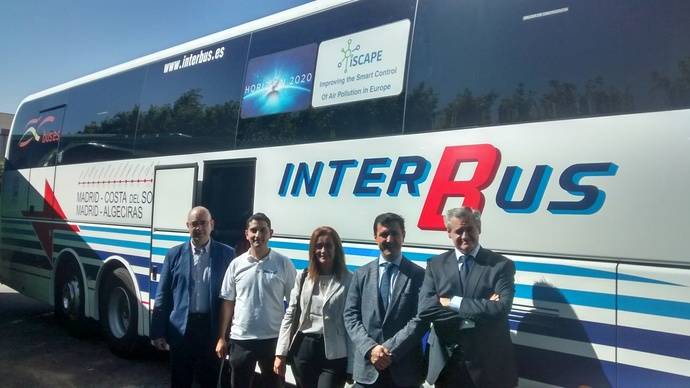 Representantes de Interbús, Aunde, Pureti e Isri, delante del autocar al que se le ha aplicado el producto.