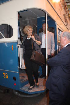 Manuela Carmena bajando de uno de los autobuses históricos del museo de la EMT