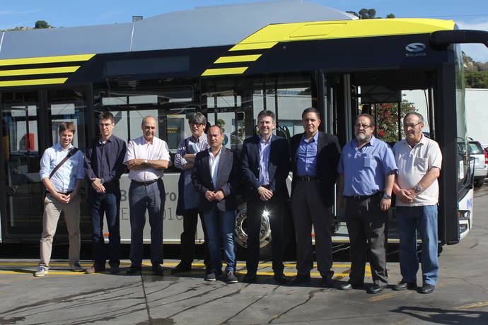 Representantes de ABM y Tusgsal con el Solaris eléctrico a prueba.