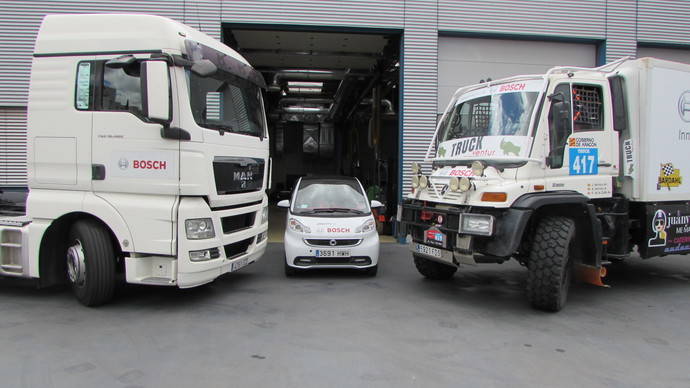 A la derecha el Mercedes Unimog U500 con el que Truckventur compitió en la Baja España, acompañado de los vehículos de apoyo.