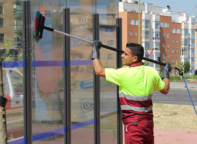 EMT de Madrid cambia el método de limpieza de las marquesinas por uno más ecológico