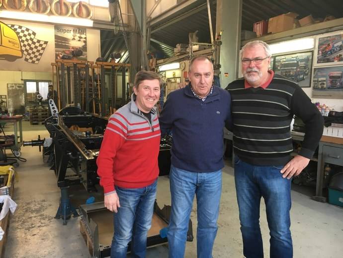 Antonio Albacete (izquierda), con otros dos miembros del equipo Truck Sport Bernau.