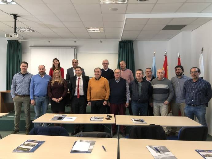 Los asistentes al evento, junto al secretario general de la Subdelegación del Gobierno en Segovia.