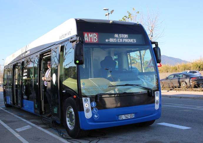 Aptis, una mezcla de autobús y tranvía, llega, en modo prueba, a Barcelona