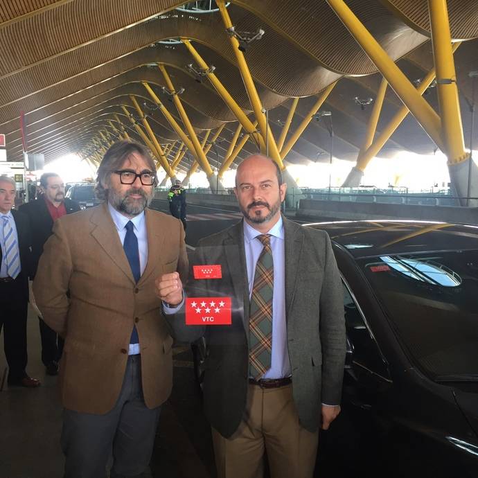 Presentación de los distintivos para los vehículos de alquiler en Madrid